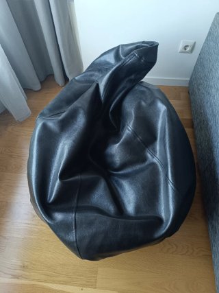 Puf de piel negro