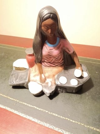 Figura decorativa mujer artesana