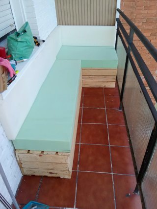 Sofá modular de madera y tela