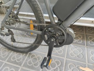 Bicicleta eléctrica gris