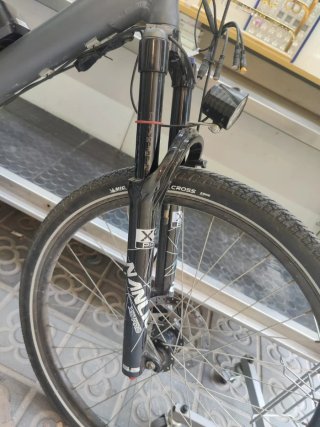 Bicicleta eléctrica gris