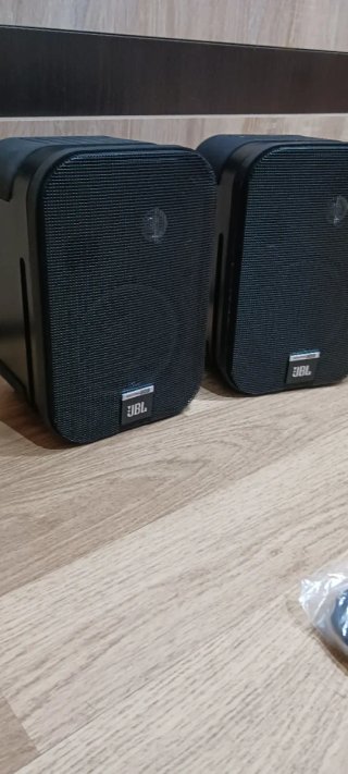 Altavoces JBL Control One Negros