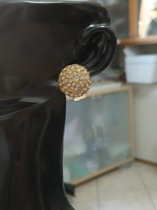 Orecchini con pavé di strass dorati