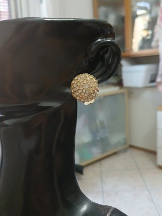 Orecchini con pavé di strass dorati