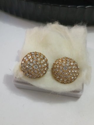 Orecchini con pavé di strass dorati