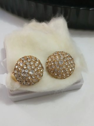 Orecchini con pavé di strass dorati