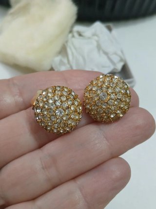 Orecchini con pavé di strass dorati