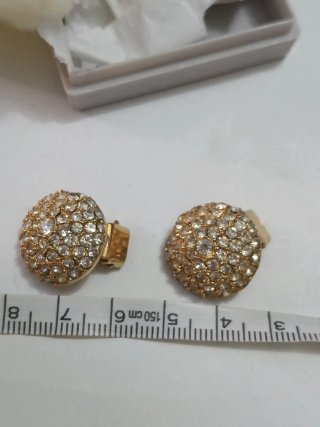 Orecchini con pavé di strass dorati