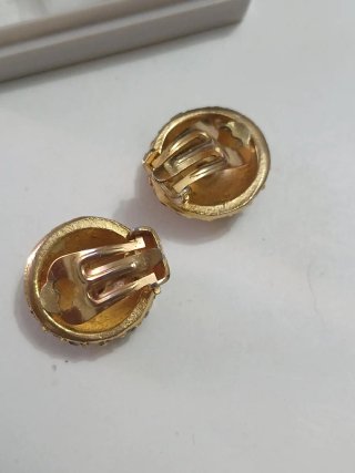 Orecchini con pavé di strass dorati