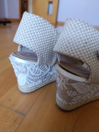 Zapatos de cuña beige y blanco