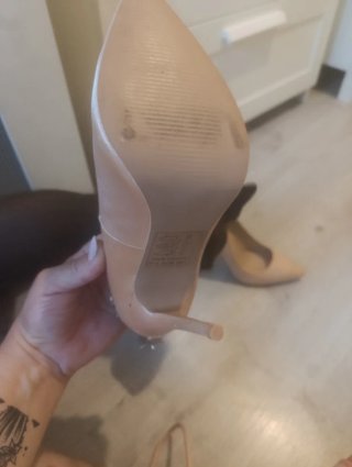 Zapatos de fiesta beige con pedrería