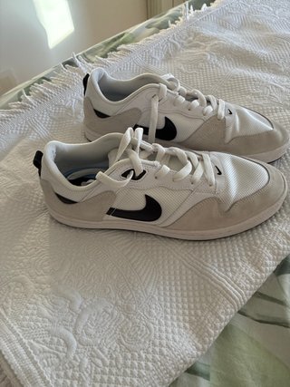 Zapatillas Nike Blancas y Negras