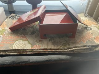 Caja japonesa laca con platillos grullas