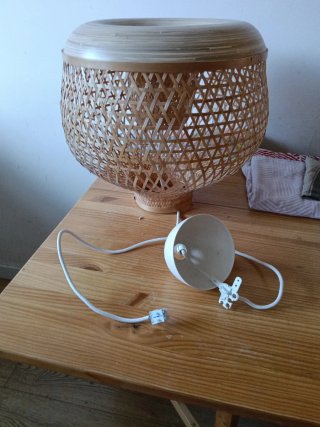 Lámpara IKEA MISTERHULT con bombilla SOLHETTA.