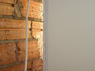 Estantería de madera blanca resistente