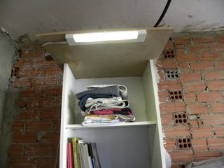 Estantería de madera blanca resistente