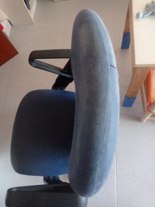 Silla de oficina giratoria azul. Regulable en altu