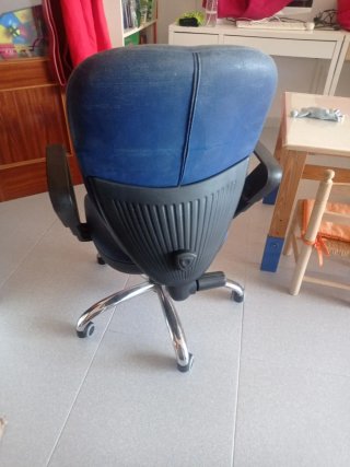 Silla de oficina giratoria azul. Regulable en altu