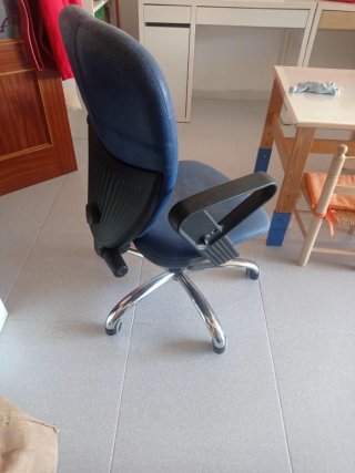 Silla de oficina giratoria azul. Regulable en altu