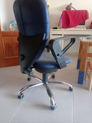 Silla de oficina giratoria azul. Regulable en altu