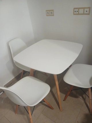 Mesa de comedor/cocina blanca y madera