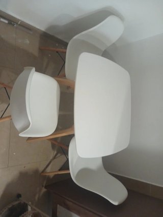 Mesa de comedor/cocina blanca y madera