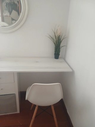 Mesa de comedor/cocina blanca y madera