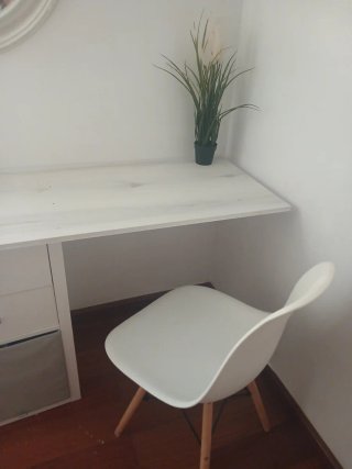 Mesa de comedor/cocina blanca y madera