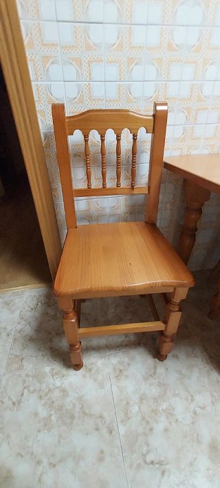 Mesa comedor de pino y 4 sillas.