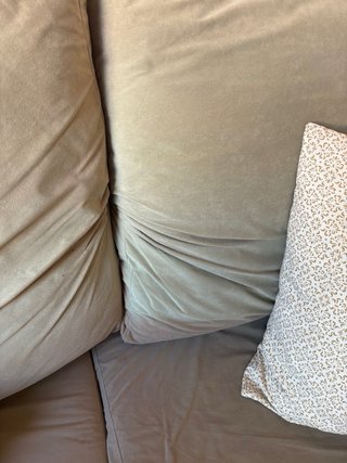 Sofá beige/Almohadas incluidas - disponible 20/06