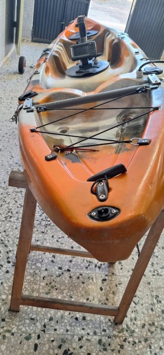 Kayak naranja con accesorios