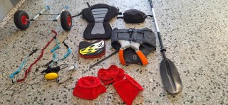 Kayak naranja con accesorios