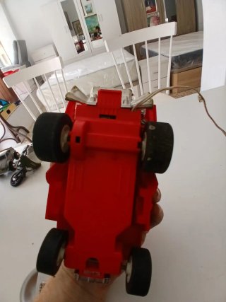 Coche de juguete rojo
