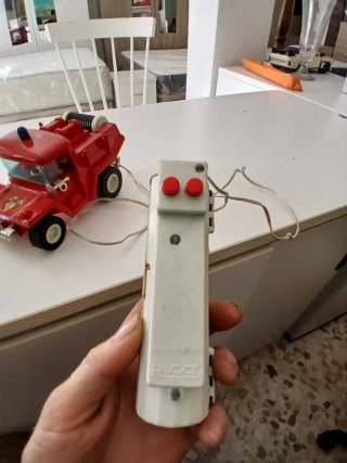Coche de juguete rojo