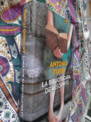 'LA BIBLIOTECARIA DE AUSCHWITZ"=4.50€+un regalito