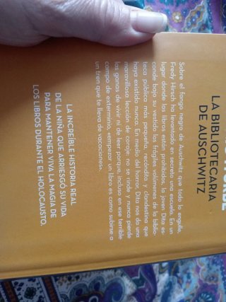 'LA BIBLIOTECARIA DE AUSCHWITZ"=4.50€+un regalito