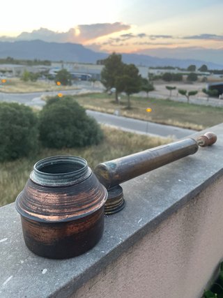 Fumigador antiguo de cobre y madera