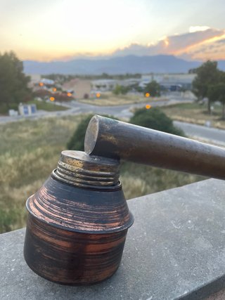Fumigador antiguo de cobre y madera