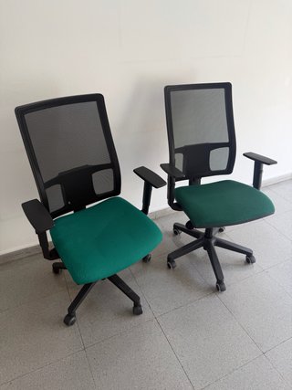 Mueble de recepción blanco y madera