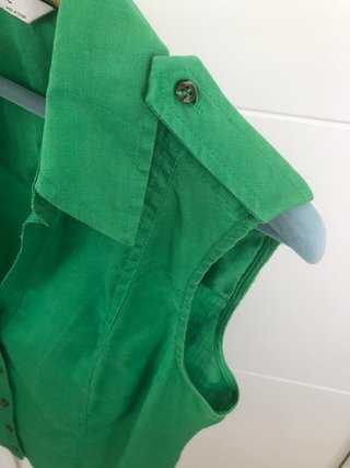 Blusa verde de lino sin mangas