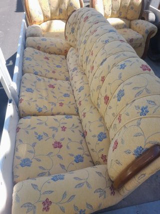 Sofá y sillones de tela con madera