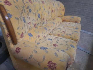 Sofá y sillones de tela con madera