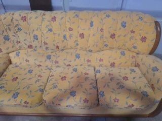 Sofá y sillones de tela con madera