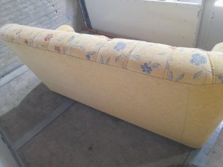 Sofá y sillones de tela con madera