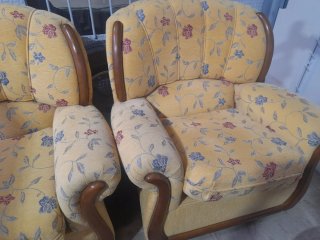 Sofá y sillones de tela con madera