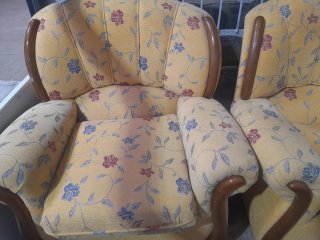 Sofá y sillones de tela con madera