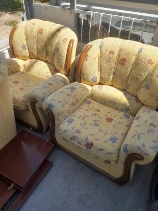 Sofá y sillones de tela con madera