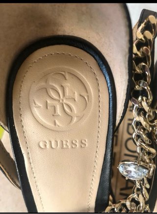 Sandalias Guess Tacón Negro y Dorado