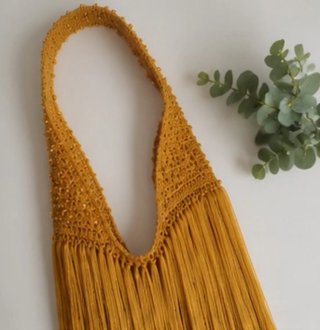 Bolso artesanal de flecos color mostaza dorado – P