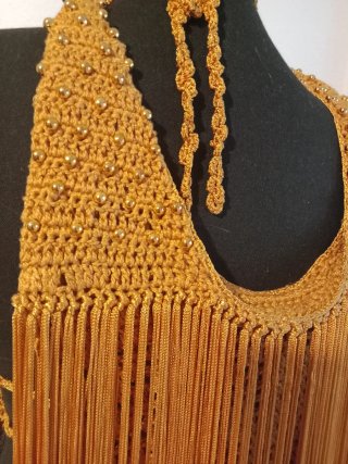 Bolso artesanal de flecos color mostaza dorado – P
